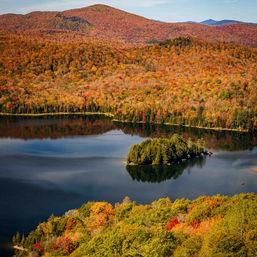 Lake Willoughby cliffs in fall